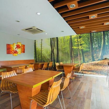 Life Hotel Stasiun Kota Surabaya Eksteriør bilde