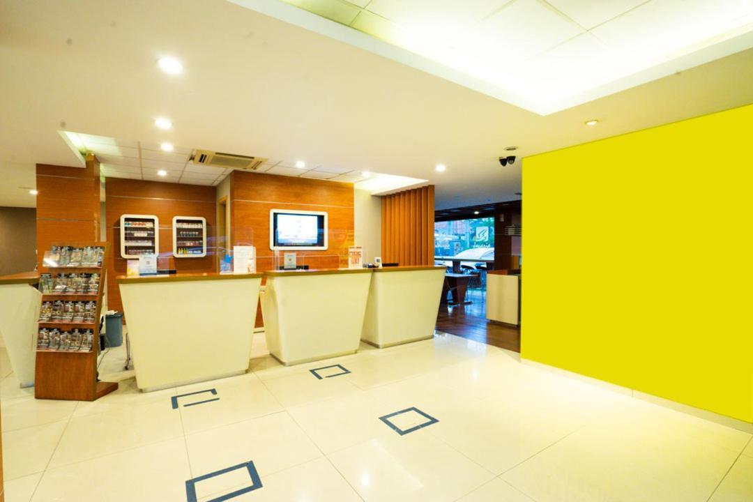 Life Hotel Stasiun Kota Surabaya Eksteriør bilde
