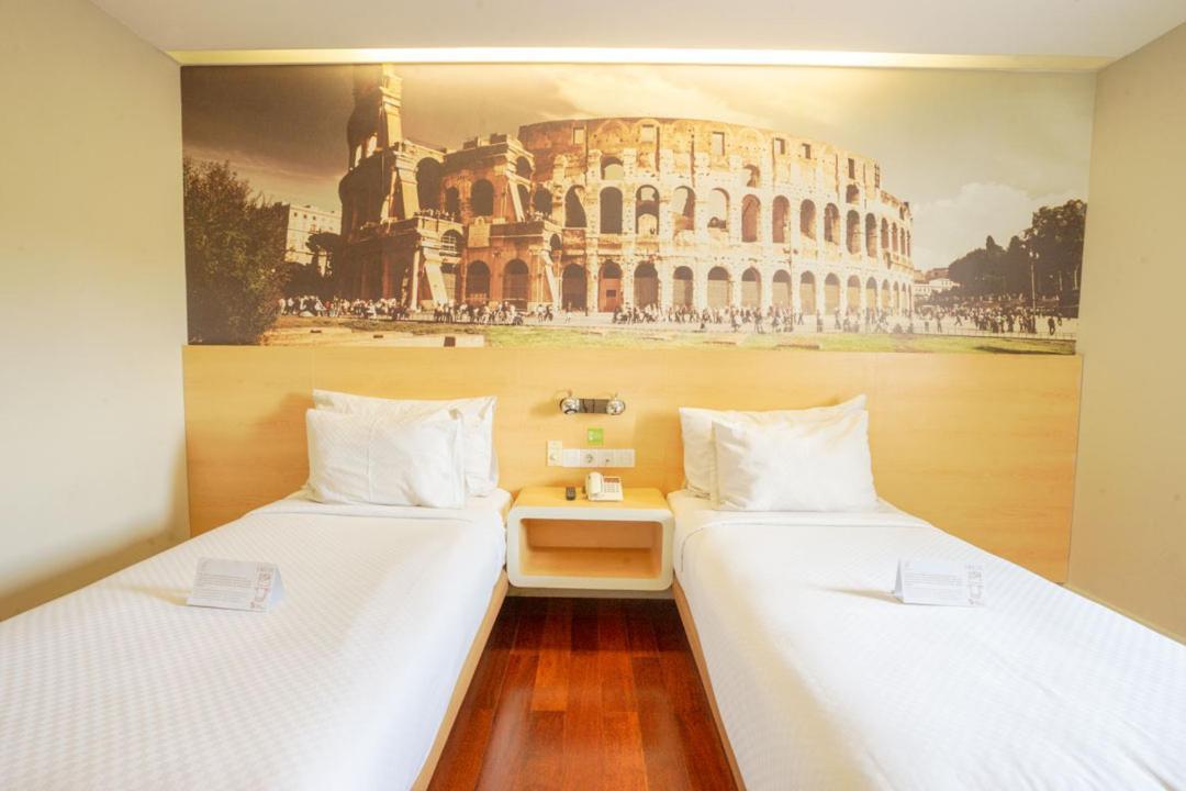 Life Hotel Stasiun Kota Surabaya Eksteriør bilde