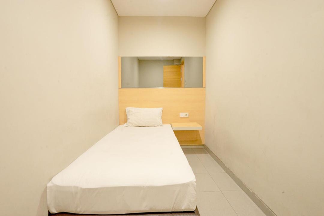 Life Hotel Stasiun Kota Surabaya Rom bilde