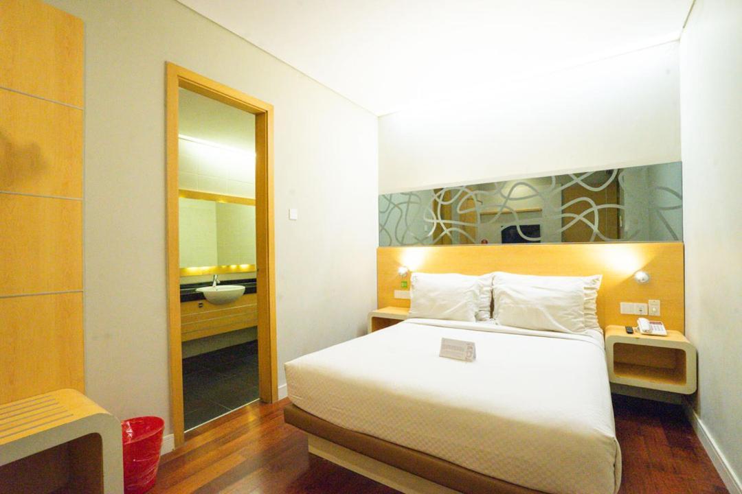 Life Hotel Stasiun Kota Surabaya Rom bilde